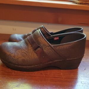 Sanits Brown Leather Women's Clogs